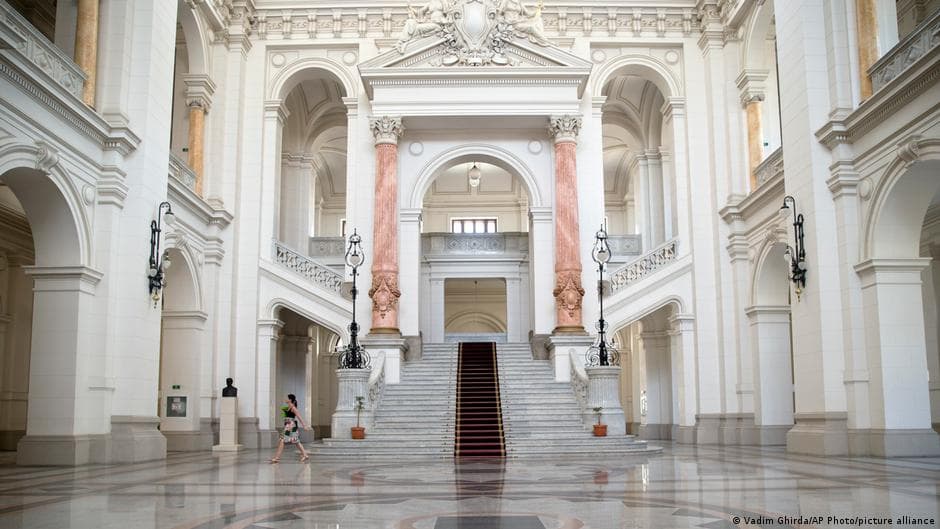 Румънската крепост се срути: Корупцията пожира съседите