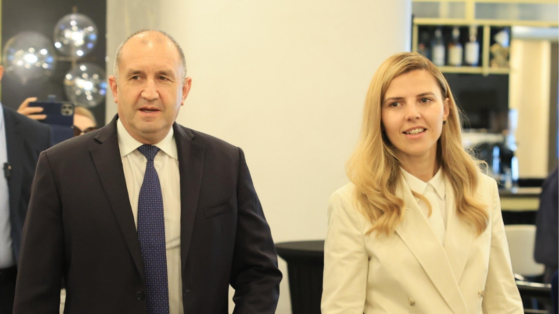 Мълчанието на външната министърка: България губи посоката си в бурята
