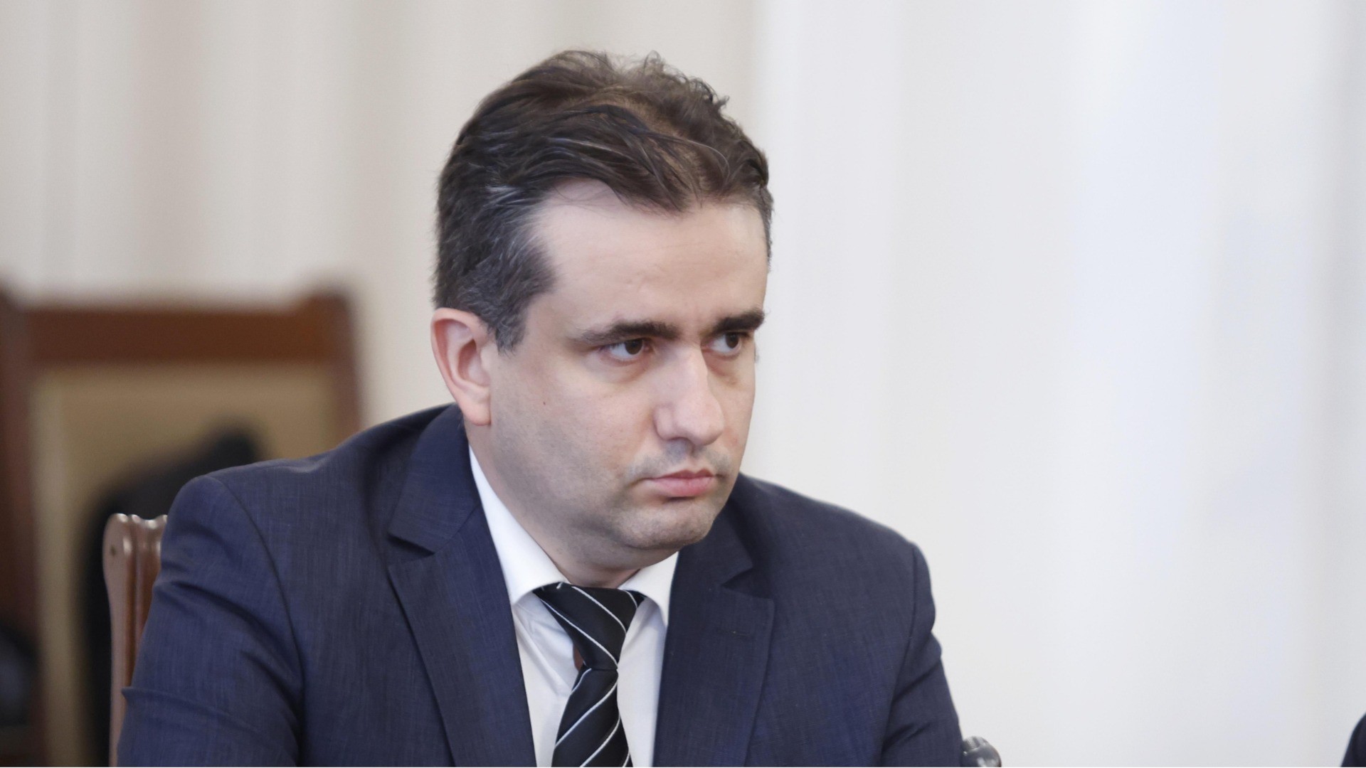 Божанов: Партиите да се дръпнат назад, народът ще каже думата